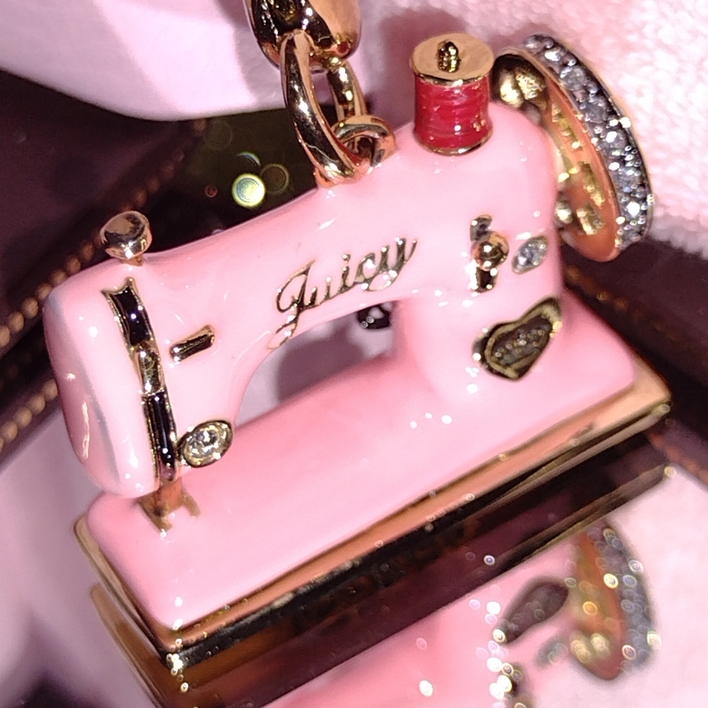 Juicy Couture 💕 🪡 Sewing 🧵 Machine Never Removed From 🎁 NWT - Picture 1 of 8
